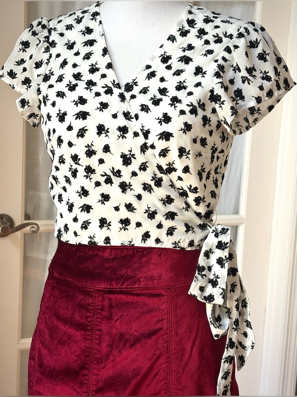 Leith White Black Floral Wrap Crop Top Flutter Sleeve Tie Blouse L